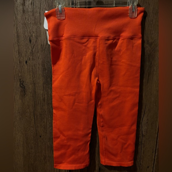 NWT Fabletics High-waisted Seamless Rib Ultra Crop pant in Harvest, size large - Picture 2 of 11